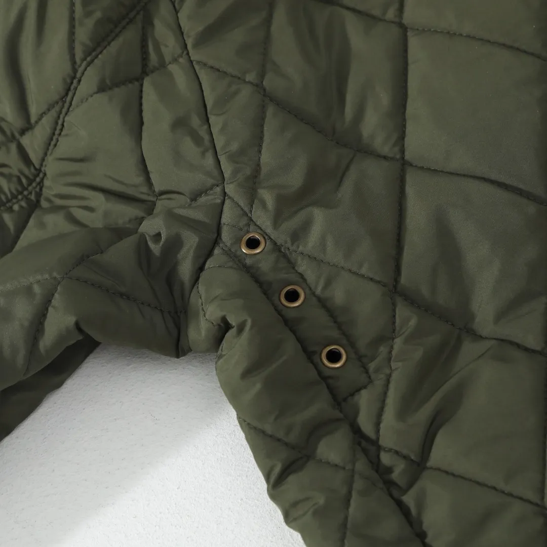 P370 #59 Ralph Lauren classic rhombus quilted cotton jacket for men and women. Inspired by retro workwear, it blends with contemporary British style. The imported machine-pressed rhombus quilting is accurately aligned, and the three-dimensional H-shaped tailoring is neat and slim. It is not bulky when layered in autumn and winter, and still maintains a light style.  Texture is reflected in the details: customized metal buckles, corduroy lapels, breathable eyelets under the arms, and slits on the hem, all replicating the brand's high-end genes. All excipients are standardized!  Five colors to choose from: black/khaki/brown/green/navy blue, easy to switch between commuting, leisure, and travel occasions. Function and appearance coexist: 37.5°C temperature control black technology, breathable and moisture-proof, anti-slip cotton patented fabric, temperature-locking, soft and waxy, durable and stylish. A retro warm-keeping item that can handle low temperatures calmly. The details are all made of craftsmanship, and the style has no limits. It has a classy look that will turn heads.  Color: Khaki Black Navy Green Brown Size: S M L